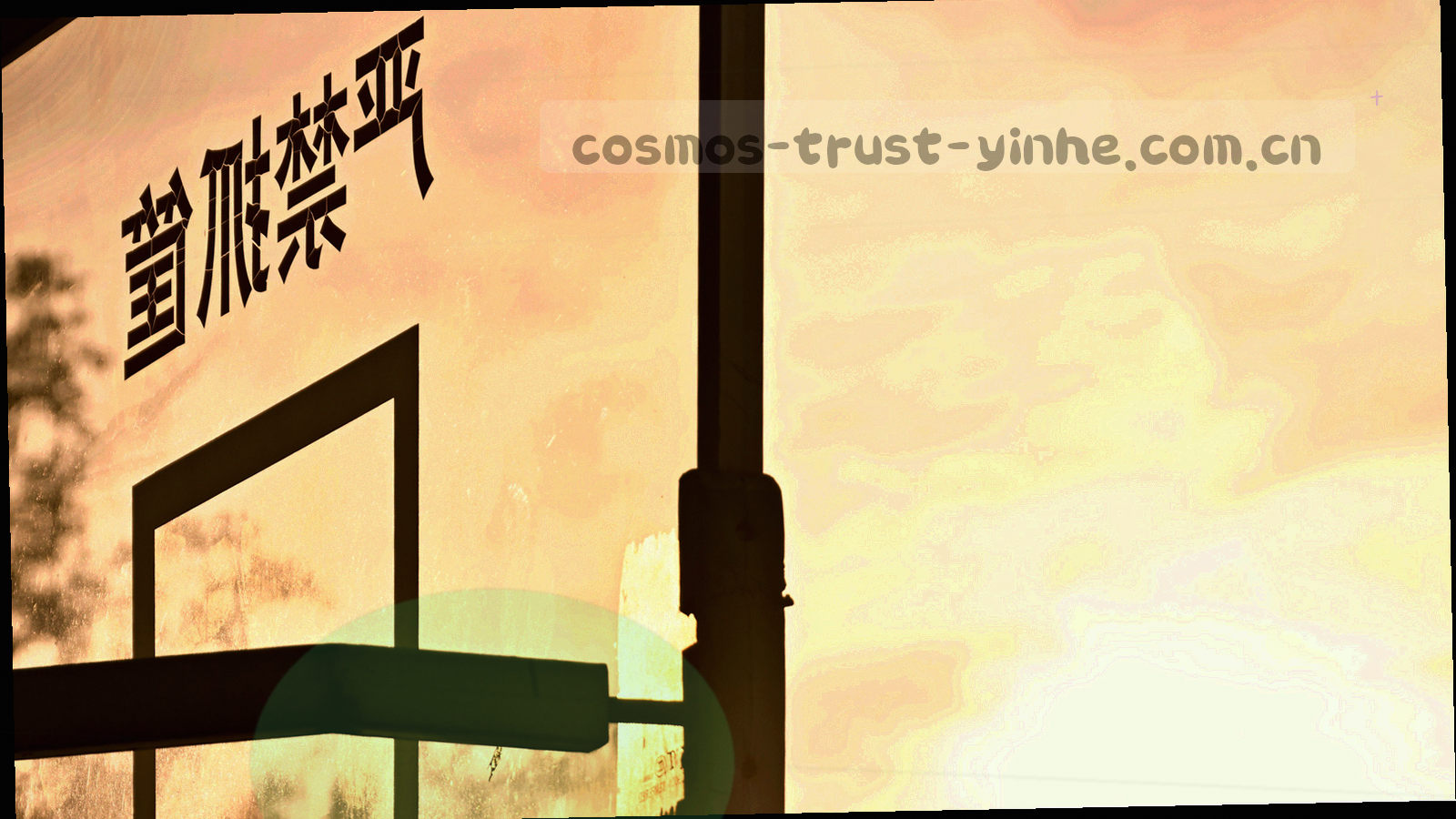 深蓝与紫色星云层叠的数据舱抽象场景，网格与细碎光点铺满画面