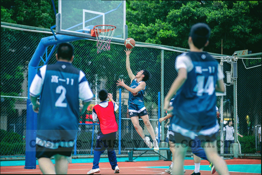 环形刻度盘抽象图形，弧线以青色高亮表示服务时段